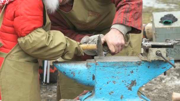 教学的女孩如何做铁匠的铁匠 — 图库视频影像