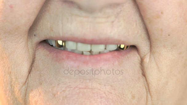 80-летняя старуха улыбается с фальшивыми зубами — стоковое видео
