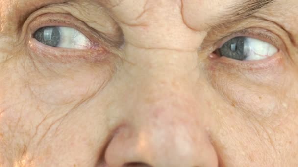 Elderly womans face with disturbing look of face — Stock Video