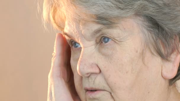 Elderly woman aged 80s suffers from headaches — Stock Video