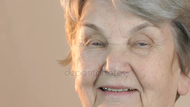 Портрет пожилой улыбающейся женщины — стоковое видео
