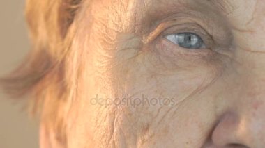 Kadının yüz yüz rahatsız edici bakışla