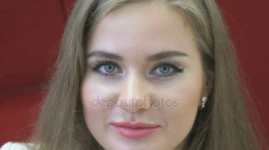 Kameraya gülümseyen pozitif genç kadın