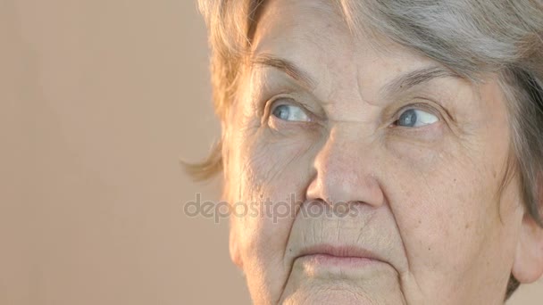 Mulher idosa a olhar para o lado. Cara de perto — Vídeo de Stock