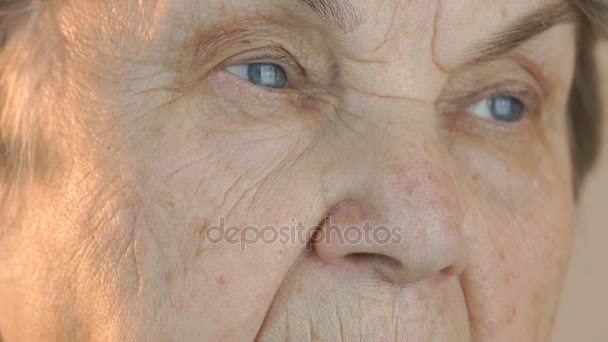 Yaşlı kadının yüzü rahatsız edici bir görünüm ile karşı karşıya. — Stok video