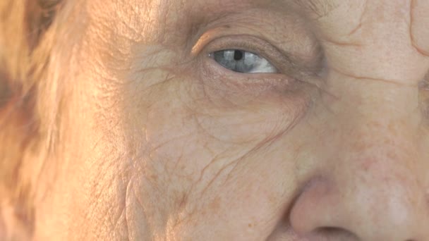 Açılış ve kapanış gözleri yaşlı kadın — Stok video