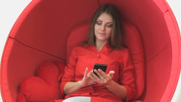 Jonge vrouw client spelen met smartphone — Stockvideo