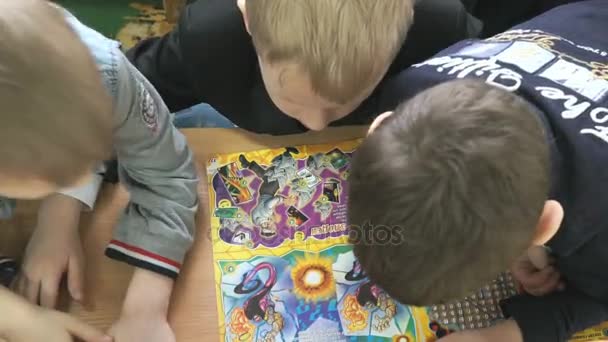 Kinderen lezen van een boek in een klaslokaal — Stockvideo
