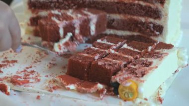 Garson düğün pastası parçalar halinde keser. Yakın çekim
