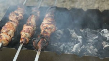 Metal şiş bir ızgara üzerinde hazırlanmış et