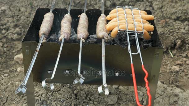 Koken van barbecue op de grill — Stockvideo