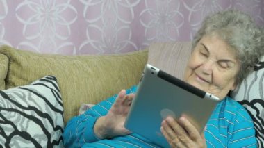 Dijital tablet kullanarak resimleri kadın görünüyor