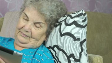 Dijital tablet kullanarak resimleri kadın görünüyor