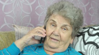 Yaşlı kadın kızıyla cep telefonunda söz