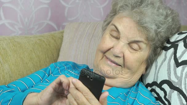 Cep telefonu kullanan yaşlı bir kadın. — Stok video