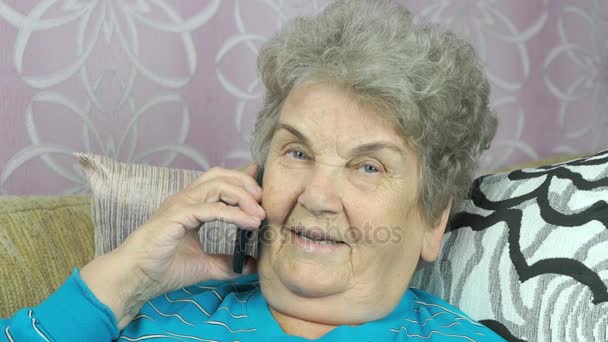 Vecchia donna che parla con la figlia sul cellulare — Video Stock