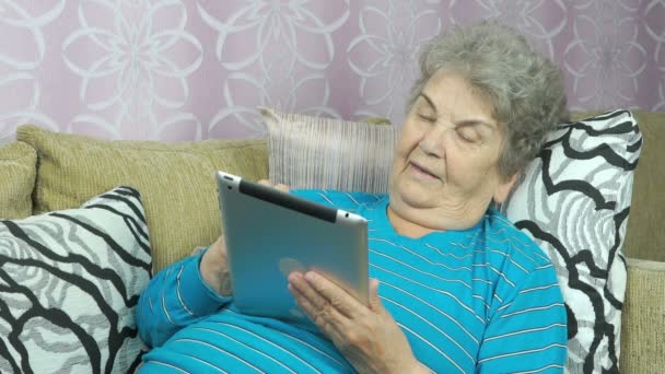 Donna anziana con un tablet — Video Stock