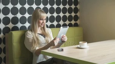 Selfie fotoğraf bilgisayar tablete yapma modeli kız