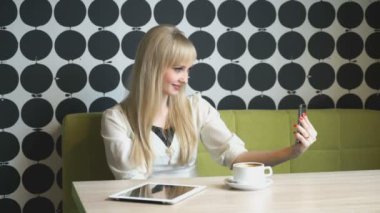 Selfie fotoğraf yapma genç bir kadın portresi