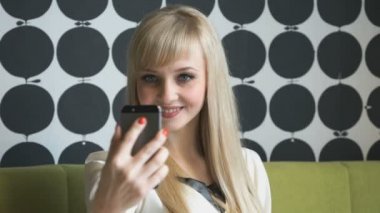 Çekici model kız selfies kafede yapma