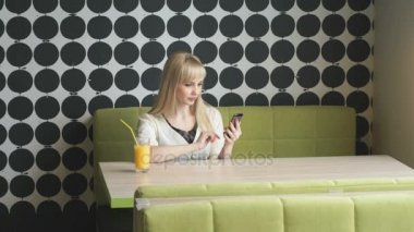 Kız selfie fotoğraf Smartphone kullanarak yapma