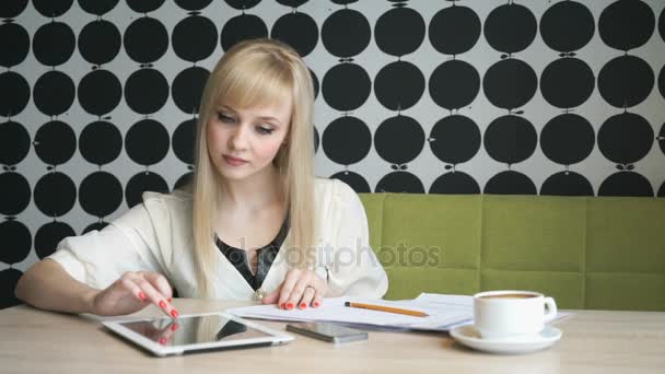 Девушка пишет текст на бумажных листах — стоковое видео
