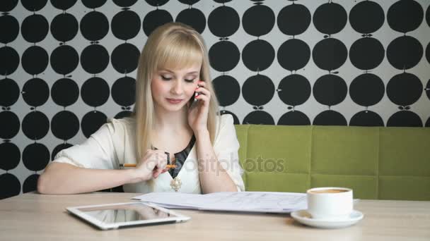 コーヒー ブレーク中に携帯電話で話している女の子 — ストック動画