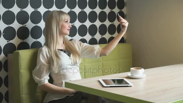 Молода дівчина робить селфі фото на смартфоні — стокове відео