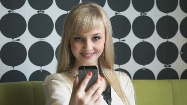 Chica haciendo foto selfie usando un teléfono inteligente — Vídeos de Stock