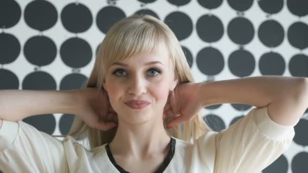 Estudiante lindo sacude la cabeza en el salón de belleza — Vídeos de Stock