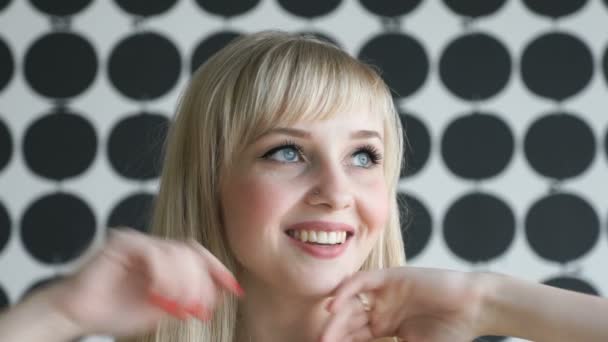 Blond meisje met een dikke haren op de salon van de schoonheid — Stockvideo