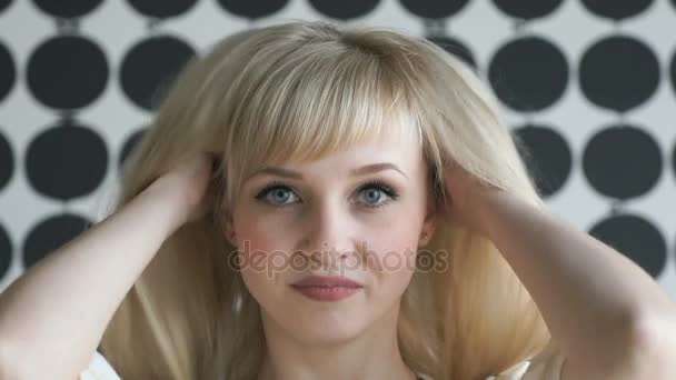 Attraktive blonde Model-Mädchen im Schönheitssalon — Stockvideo