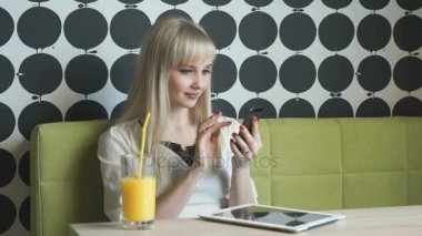 Çekici model café'de portakal suyu içme