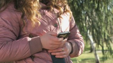 Liseli kız bir smartphone kullanarak onun fotoğrafları kez