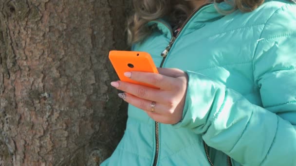Iskola lány képein egy okostelefon segítségével views — Stock videók
