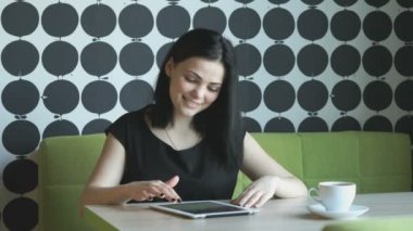 Kız bir bilgisayar tablet kullanarak resimleri izliyor