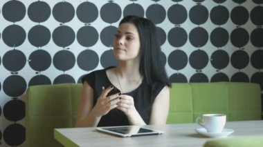 Bir cep telefonu kullanarak esmer yapma selfie fotoğraf