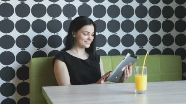Model sayısı bir bilgisayar tablet kullanarak resimleri