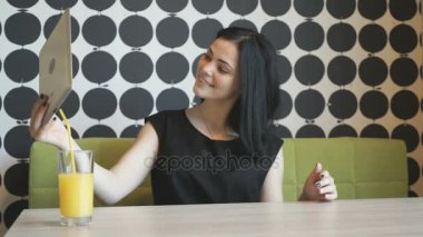 Esmer kız selfie bilgisayar tablet kullanarak yapma