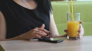 Siyah bir smartphone kullanarak fotoğrafları ile ilgilenen öğrenci