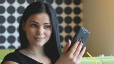 Genç çekici kadın selfie fotoğraf yapma