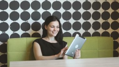 Çekici kız selfie fotoğraf bilgisayar ile yapma