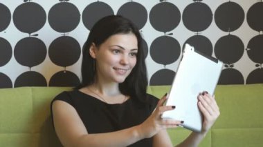 Çekici kız selfie fotoğraf bilgisayar ile yapma