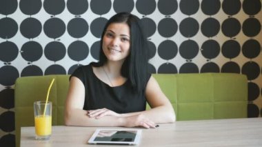 Esmer model kapalı kamera için poz