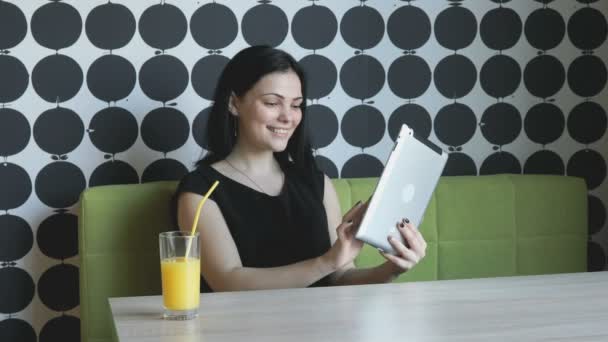 Vrouw bekijkt de foto's met behulp van een computer-tablet — Stockvideo