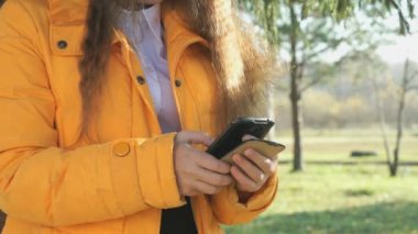 Genç kız bir cep telefonu kullanarak fotoğraf görünüyor