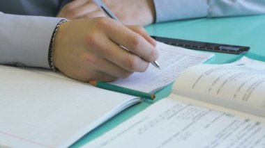 Kapalı okul masasında oturan öğrenci