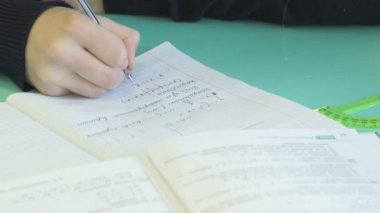 Kız öğrenci bir defter ev görev karar verir.