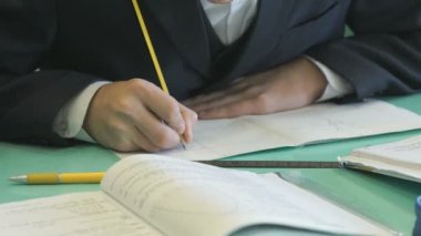 Öğrenci matematik bir defterde görevde karar verir.