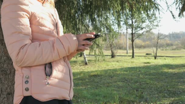 La chica atractiva sosteniendo un teléfono móvil — Vídeo de stock